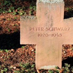 Das Grab von Peter Schwarz, der leben wollte und nicht einmal erwachsen werden durfte